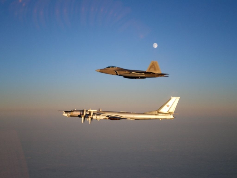 Un F-22 estadounidense acompaña un Tu-95 ruso sobre el Océano Pacífico (foto vía The Aviatonist)