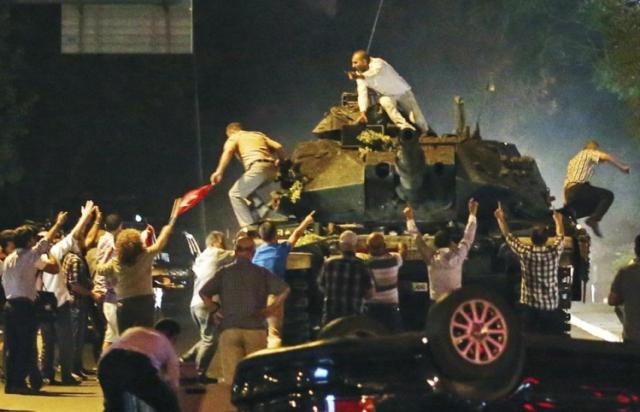 Un M60T, modelo modernizado con tecnología israelí, rodeado de manifestantes contrario al golpe.