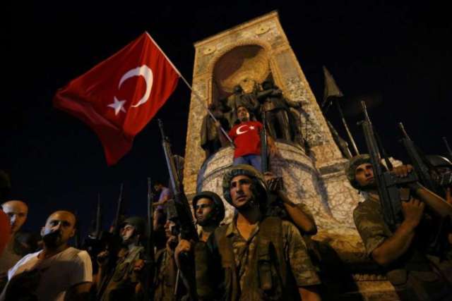 Soldados en la plaza Taksim de Estambul